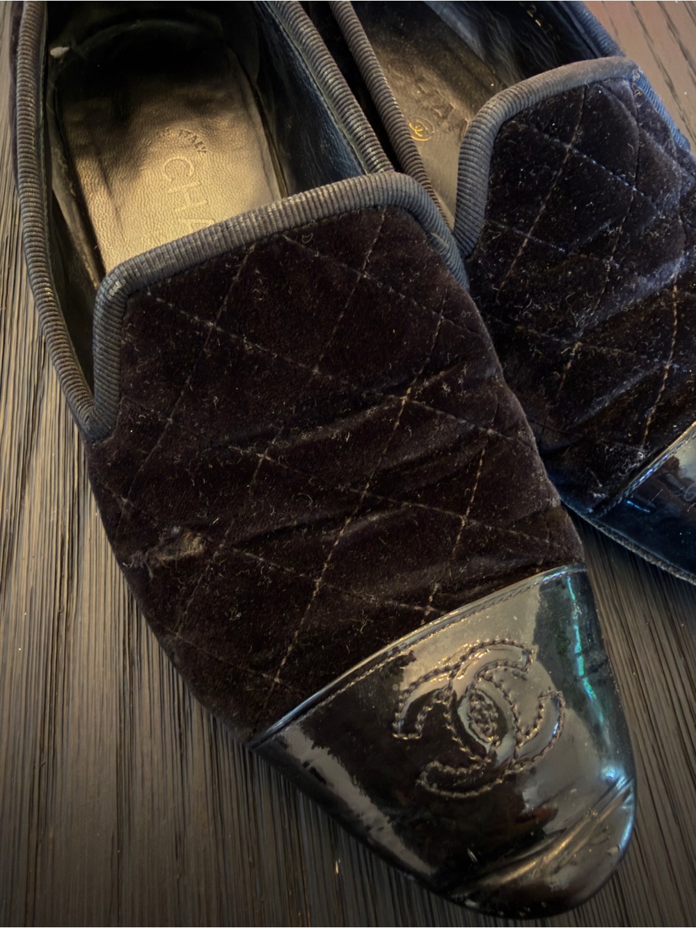 CHANEL Quilted Velvet Slip-On Loafers CC Logo Metallic Cap Toe Size 37 - Picture 2 of 6